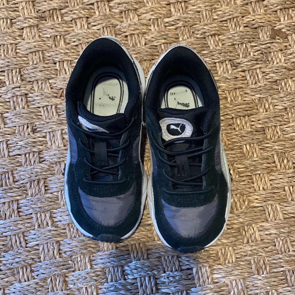 Puma toddler boy size 9 sneakers, in excellent condition!